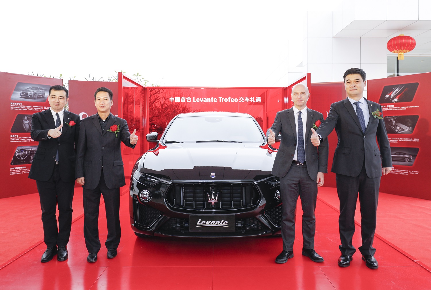 Levante Trofeo全國(guó)首位車(chē)主交車(chē)儀式（左一：闖剛，左二：余先生，右一：宋平，右二：薄亞銘）
